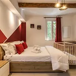 Enzo Ferrari Museum -wifi, Train Station And Parking Apartman *