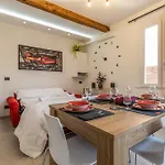 Enzo Ferrari Museum -wifi, Train Station And Parking Apartman