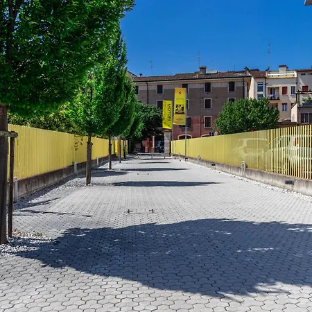 Enzo Ferrari Museum -wifi, Train Station And Parking Appartement