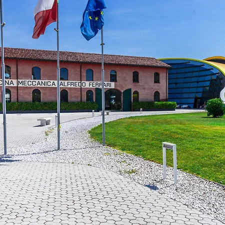 Enzo Ferrari Museum -wifi, Train Station And Parking Apartman