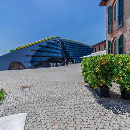 Enzo Ferrari Museum -wifi, Train Station And Parking Modena