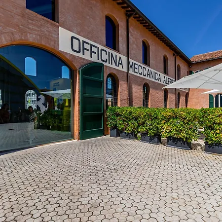 Enzo Ferrari Museum -wifi, Train Station And Parking Apartman