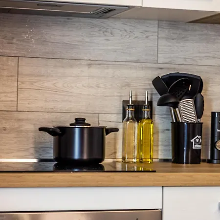 Enzo Ferrari Museum -wifi, Train Station And Parking