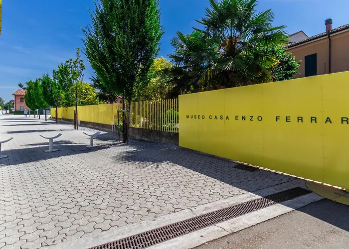 Enzo Ferrari Museum -wifi, Train Station And Parking *