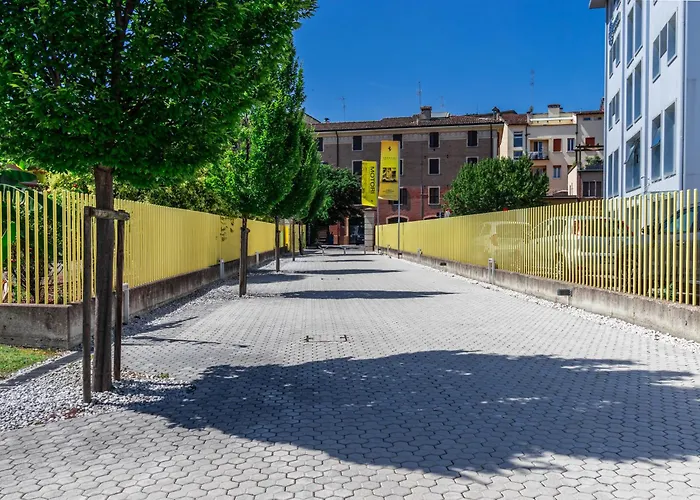 Enzo Ferrari Museum -wifi, Train Station And Parking Apartman