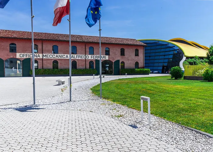 Enzo Ferrari Museum -wifi, Train Station And Parking Apartman
