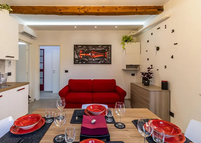 Enzo Ferrari Museum -wifi, Train Station And Parking * モデナ