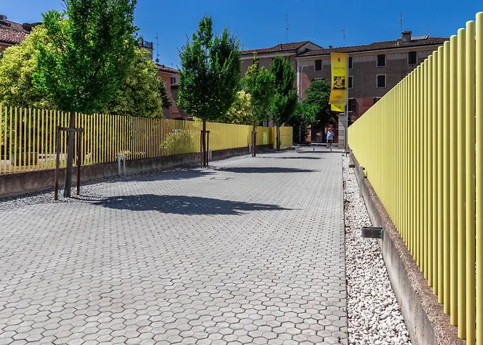 Enzo Ferrari Museum -wifi, Train Station And Parking