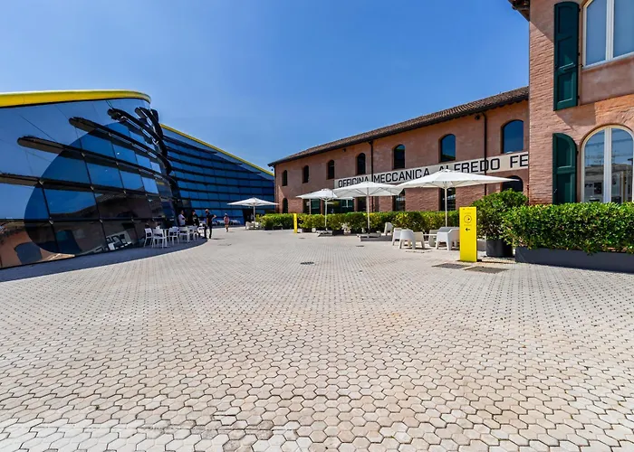 Enzo Ferrari Museum -wifi, Train Station And Parking Apartman *