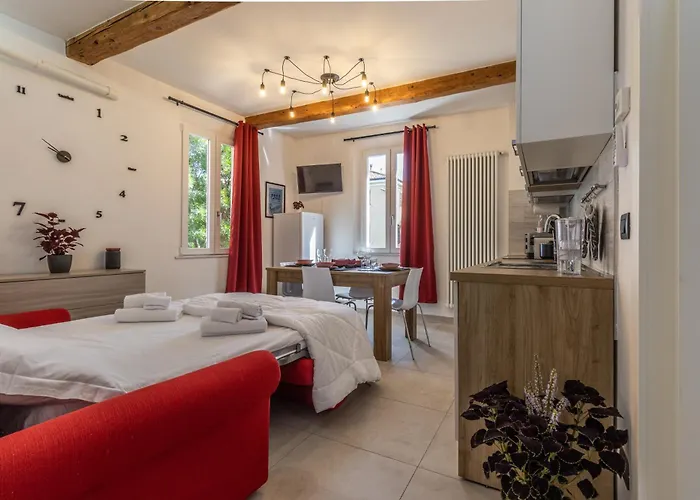 Enzo Ferrari Museum -wifi, Train Station And Parking