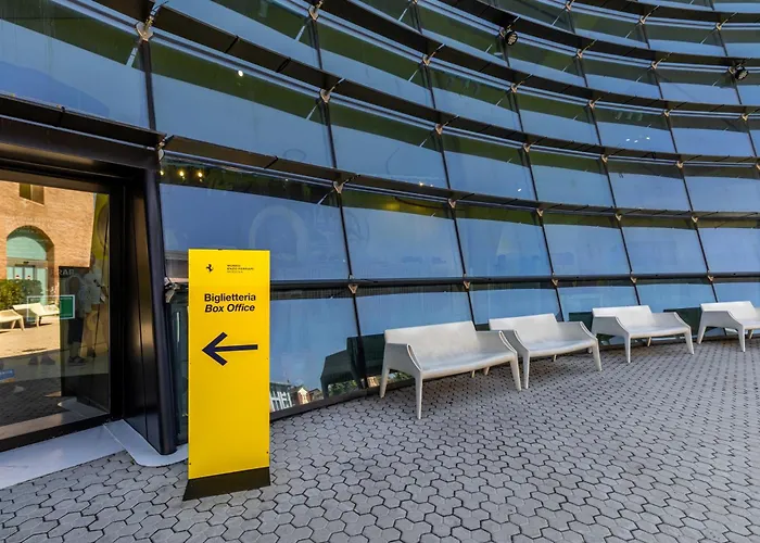 Enzo Ferrari Museum -wifi, Train Station And Parking * モデナ