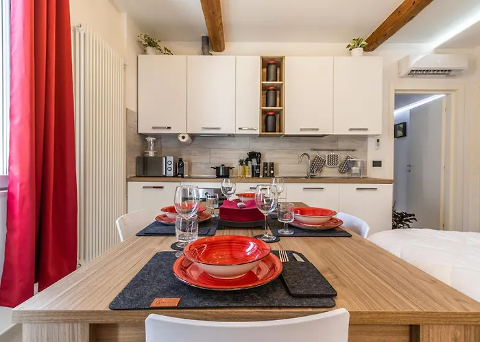 Enzo Ferrari Museum -wifi, Train Station And Parking * モデナ