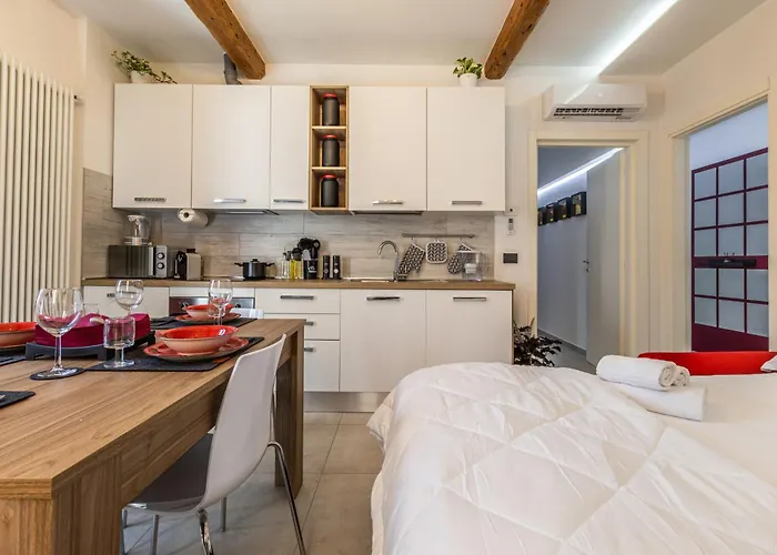 Enzo Ferrari Museum -wifi, Train Station And Parking * モデナ